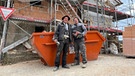 Wandergeselle Robin Zimmermann mit einem Kollegen auf der Baustelle im oberfränkischen Hollfeld.  | Bild: BR/Leon Willner