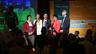 Hubert Aiwanger (M.) stand am Wahlabend mit den Abgeordneten (v.l.) Ulrike Müller, Anna Stolz, Susann Enders und Michael Piazolo auf der Bühne. | Bild: dpa-Bildfunk/Sven Hoppe