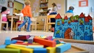 Spielzeug liegt in einer Kindertagesstätte auf dem Boden (Symbolbild) | Bild: dpa-Bildfunk/Monika Skolimowska