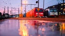 Zwei Züge stehen auf Gleisen | Bild: dpa-Bildfunk/Julian Stratenschulte