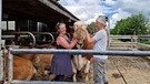 Besucherin Daniela Michaelis und Bäuerin Barbara Gropper kraulen ein Kuh im Laufstall | Bild: BR/Tilmann Antonie Wiesbeck
