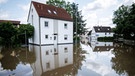 Bayern, Günzburg: Die Hauptstraße nahe der Donaubrücke ist überflutet. | Bild: dpa-Bildfunk/Matthias Balk