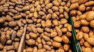 Kartoffeln auf Obst- und Gemüsemarkt | Bild: picture-alliance/dpa/Hauke-Christian Dittrich