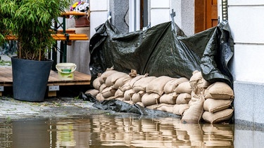 Hochwasser-Geschädigte haben sich teilweise vergeblich um eine Versicherung bemüht, die in solchen Fällen zahlt. FDP und Versicherer sind gegen eine Pflichtversicherung, die Länder dafür. Jetzt schaltet sich der Kanzler ein. | Bild: dpa-Bildfunk/Armin Weigel