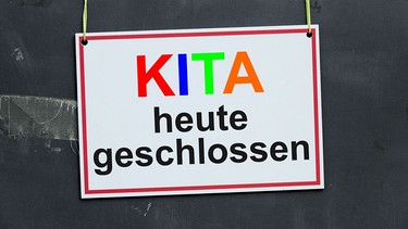 Schild "Kita heute geschlossen" (Symbolbild) | Bild: picture alliance / SULUPRESS.DE | Torsten Sukrow / SULUPRESS.DE