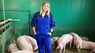 Betriebsleiterin Christina Lackermeier ist auch Agrarscout und zeigt Schulkindern ihren Schweinestall. | Bild: BR/Christine Schneider
