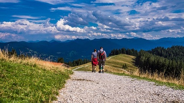 Zwei Wanderer unterwegs in den Bergen | Bild: stock.adobe.com/Andy Ilmberger