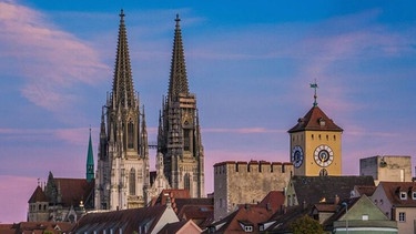 Blick auf den Regensburger Dom bei Sonnenuntergang. | Bild: stock.adobe.com/Daniel Ehlis
