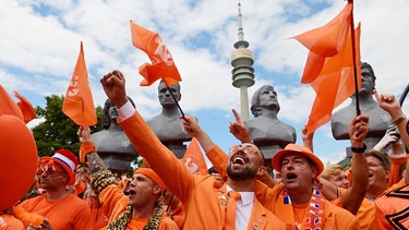 Holländische Fans vor dem Münchner Olympiaturm | Bild: picture alliance / SZ Photo | Robert Haas