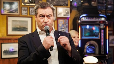 Markus Söder, Ministerpräsident von Bayern, singt in der Hamburger Late-Night-Show "Inas Nacht"  | Bild: dpa-Bildfunk/Morris Mac Matzen
