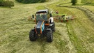 Elektro-Traktor beim Heuwenden | Bild: BR/Norbert Haberger