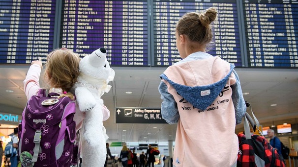 Kinder am Münchner Flughafen vor dem Start in den Urlaub | Bild: pa/dpa/Matthias Balk