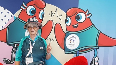 Marianne Stenglein ist Jahrgang 1950 und wurde als Volunteer, als freiwillige, unbezahlte Helferin bei den Olympischen Spielen in Paris engagiert.  | Bild: BR/Kirsch