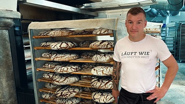 Bäckermeister Nico Scheller in seiner Backstube in Oberhaching | Bild: BR / Niklas Eckert