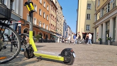 Ein E-Scooter steht in der Regensburger Altstadt im Weg. | Bild: BR/Sebastian Wintermeier