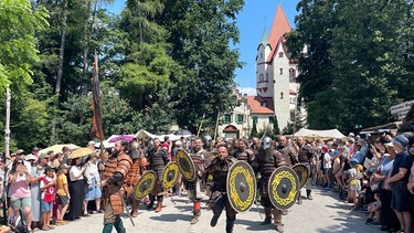 Mit etwa 65 Vereinsmitgliedern reisen die "Münchner Barbaren" zum Ritterturnier nach Kaltenberg - hier beim Geländeumzug auf dem Mittelalterfest. | Bild: BR / Ramona Dinauer