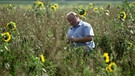 Landwirt Heiß in einer Blühwiese | Bild: BR