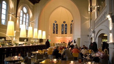 Restaurant in einer ehemaligen Kirche in Bielefeld. | Bild: picture-alliance / Robert B. Fishman | Robert B. Fishman