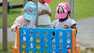 Archivbild: Kinder spielen in einem Kindergarten | Bild: picture alliance / SvenSimon | Malte Ossowski / SVEN SIMON