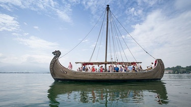 Das nachgebaute Wikingerschiff "Freya" schippert am 04.08.2017 in Prien über den Chiemsee.  | Bild: picture alliance / dpa / Peter Kneffel