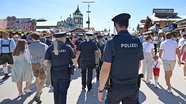 Polizisten und Polizistinnen patroullieren auf dem Oktoberfest (Archivbild vom 16.9.2023). | Bild: picture alliance / SvenSimon / Frank Hoermann