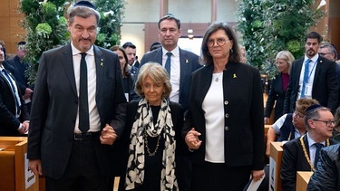 Markus Söder (l-r, CSU), Ministerpräsident von Bayern, Charlotte Knobloch, Präsidentin der Israelitischen Kultusgemeinde München und Oberbayern, und Ilse Aigner (CSU), Präsidentin des Bayerischen Landtages | Bild: dpa-Bildfunk/Sven Hoppe