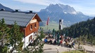 Von der Wolfratshauser Hütte blickt man auf das Wettersteingebirge mit der Zugspitze. | Bild: DAV / Peter Taubert