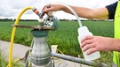 Ein Mitarbeiter entnimmt Wasserproben an einer Nitratmessstelle an einem Feldrand. | Bild: picture alliance/dpa | Tobias Hase