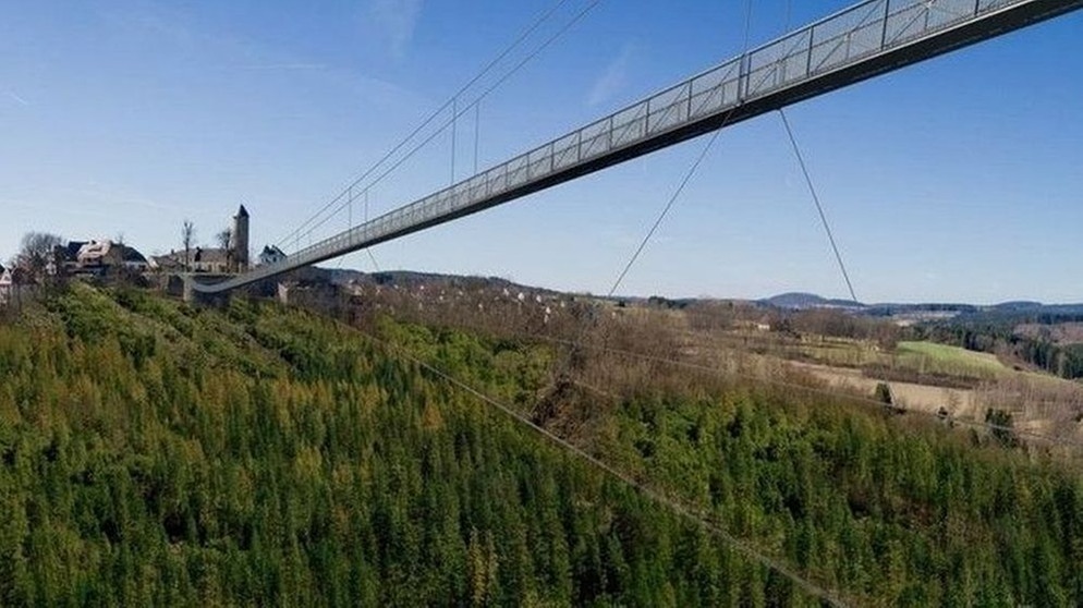 Eine Visualisierung zeigt, wie die Hängebrücken über das Höllental gespannt werden sollen.  | Bild: Visualisierung: Landkreis Hof