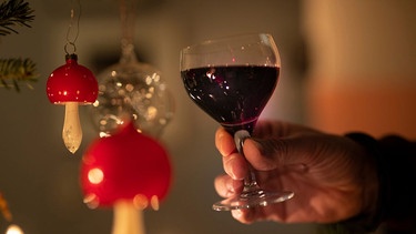 Warum trockene Alkoholiker Weihnachten leiden | Bild: picture alliance / photothek | Ute Grabowsky