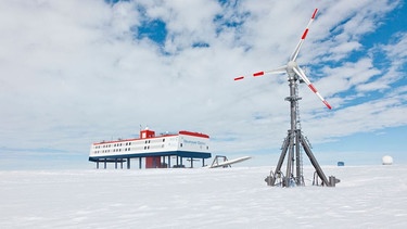 Die Polar-Forschungsstation Neumayer III. in der Antarktis, daneben steht ein Windrad. | Bild: Alfred-Wegener-Institut/Thomas Steuer