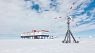 Die Polar-Forschungsstation Neumayer III. in der Antarktis, daneben steht ein Windrad. | Bild: Alfred-Wegener-Institut/Thomas Steuer