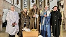 Senioren zeigen ein Krippenspiel in einer Kirche. | Bild: BR24/Roland Zimmermann