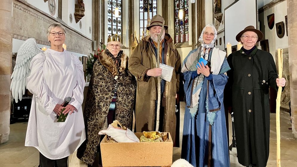 Senioren zeigen ein Krippenspiel in einer Kirche. | Bild: BR24/Roland Zimmermann