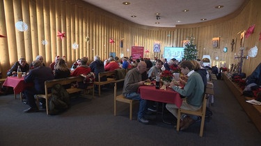 Das Weihnachtsessen von Sant'Egidio ist in Würzburg zur Tradition geworden. | Bild: BR / Valentin Beige