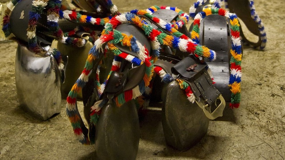 Große mit bunten Bändern geschmückte Kuhglocken: Allgäuer Zugschellen | Bild: Allgäu GmbH/Klaus Peter Kappest