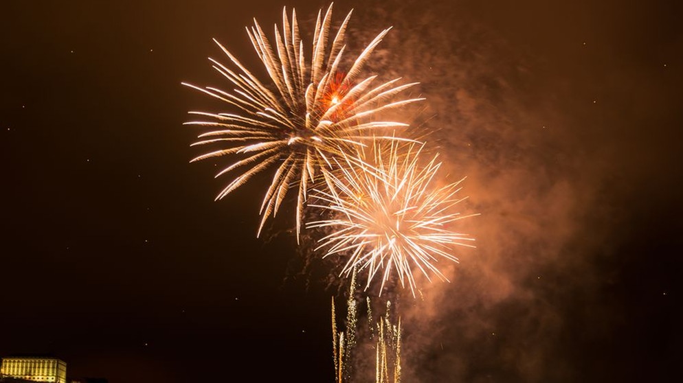 Ein Feuerwerk im Nachthimmel.  | Bild: Colourbox/homydesign