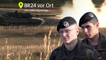 Die Soldaten Moritz (rechts) und Enno vor einem Panzer | Bild: BR