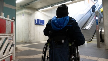 (Symbolbild) Ein Rollstuhlfahrer steht mit seinem Rollstuhl am S-Bahnhof Laim an einer Treppe; aufgrund Umbauarbeiten gibt es keinen Aufzug. | Bild: picture alliance/dpa | Magdalena Henkel