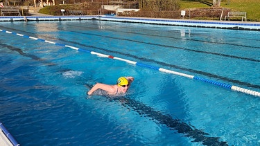 Christina Gockeln aus Mallersdorf-Pfaffenberg trainiert im eikalten Freibadbecken für die nächste WM im Eisschwimmen. | Bild: BR/Christian Akber-Sade