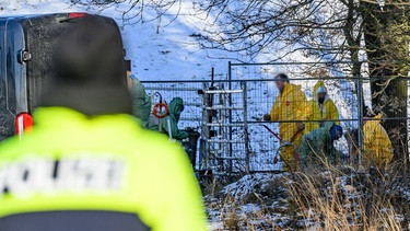 Personen in Schutzkleidung in Brandenburg | Bild: picture alliance/dpa | Patrick Pleul