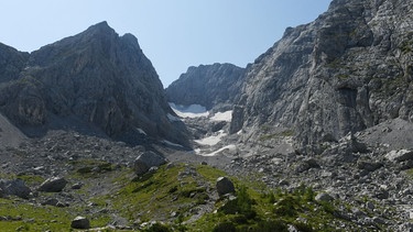 Altschnee liegt auf dem Blaueisferner, der zwischen den Wänden der Blaueisspitze und dem Hochkalter eingebettet ist. Der Gletscher liegt in den Berchtesgadener Alpen. | Bild: pa/dpa/Angelika Warmuth