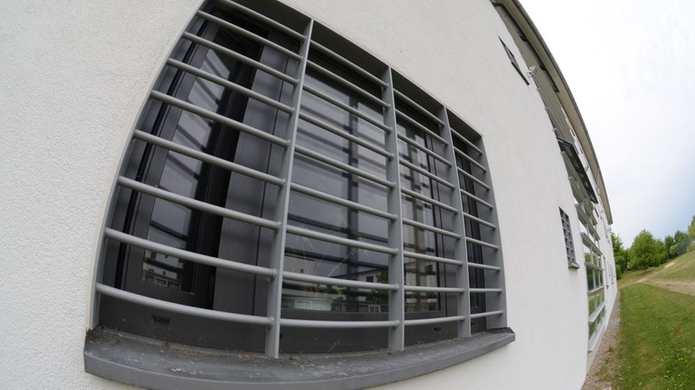 Symbolbild: Vergittertes Fenster in der Forensisch-Psychiatrischen Klinik in Straubing | Bild: picture alliance / Armin Weigel 