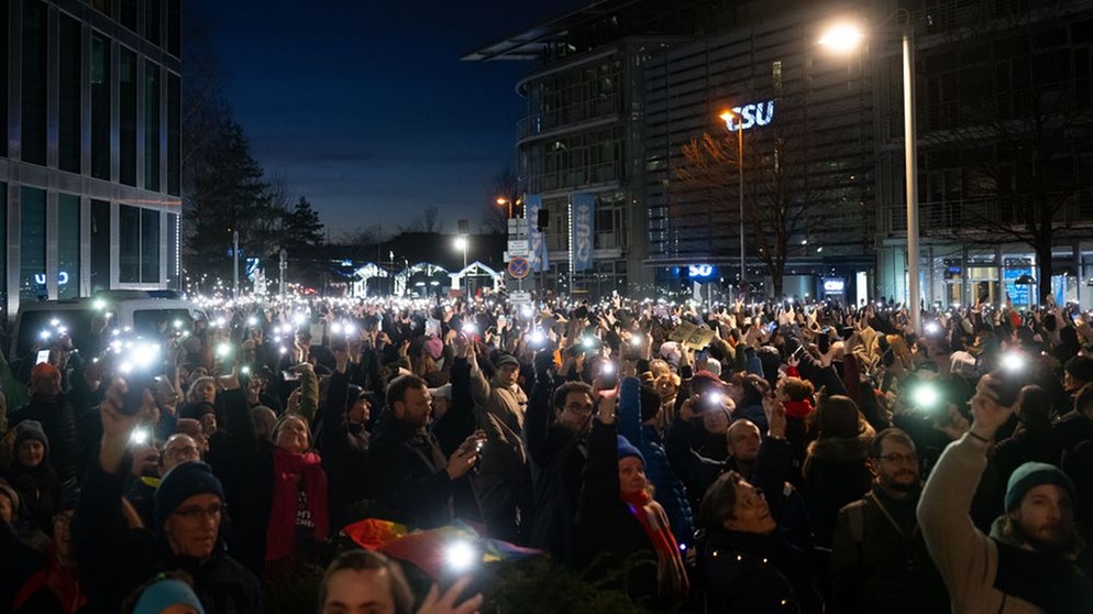 Am Donnerstag protestieren in Bayern und anderswo Zehntausende gegen die gemeinsame Abstimmung von Union und AfD in der Asylfrage. | Bild: picture alliance/dpa | Sven Hoppe