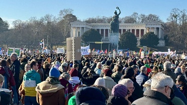 Demonstration gegen Rechtsruck auf der Münchner Theresienwiese | Bild: BR/Martin Jarde