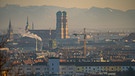 Die Landeshauptstadt, im Hintergrund die Alpen | Bild: stock.adobe.com/Andi K