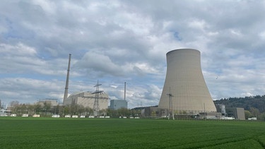 Das Atomkraftwerk Isar 2 bei Landshut wurde am 15. April 2023 vom Netz genommen. Nun ist der Kühlturm ohne Rauchwolke. | Bild: BR/Michael Buchner