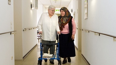 Zwei ältere Damen in einem Krankenhaus. | Bild: picture alliance / Caro | Dobiey