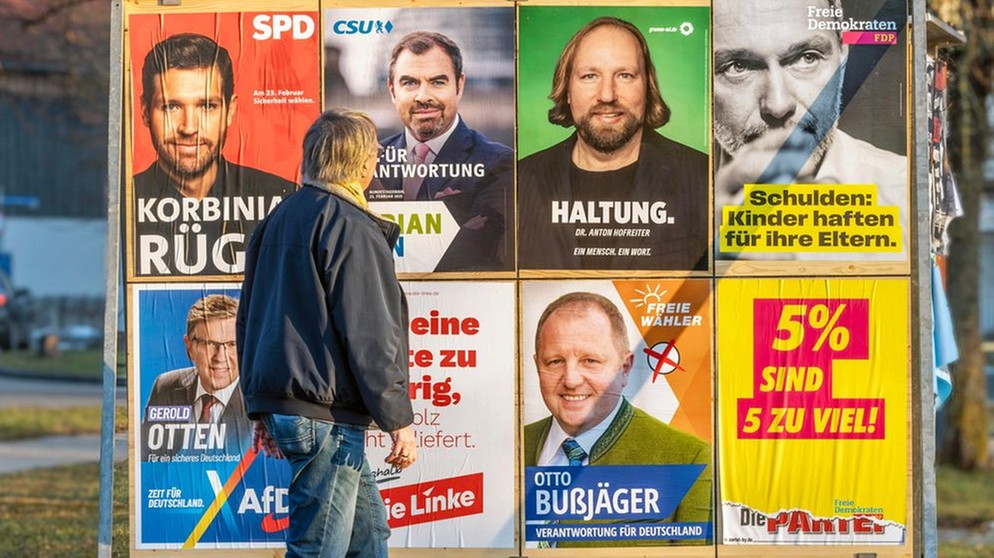 Deutschland, Landkreis München, Januar 2025, Plakatwand mit Wahlplakaten zur Bundestagswahl am 23. Februar, | Bild: picture alliance / Wolfgang Maria Weber | R7172