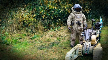 Sprengstoffspezialist in Schutzanzug bei einer Übung der Technischen Sondergruppe TSG, BLKA, Herbst 2024 | Bild: BR / Astrid Halder